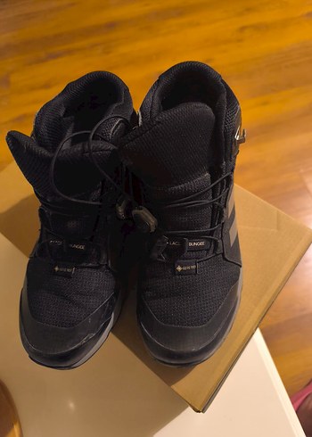 Adidas Terrex 33 numara iyi durumda kızım 6 ay giydi.