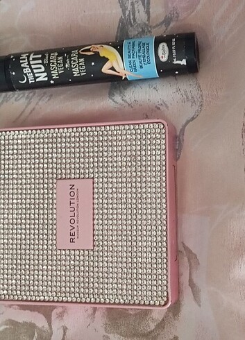 Revolution far paleti ve thebalm maskara