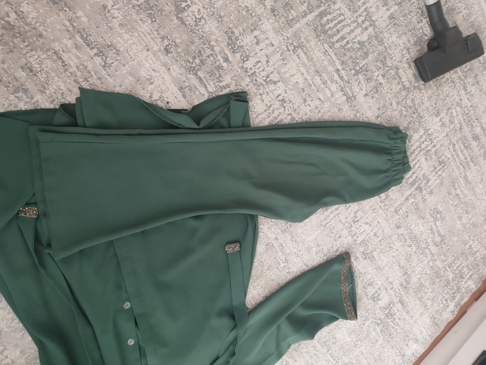 Dökümlü Yeşil kolları taşlı tesettür takım - Görsel 2