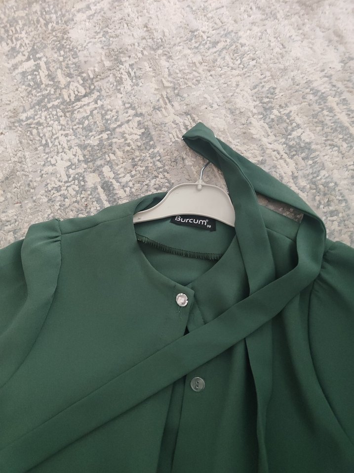 Dökümlü Yeşil kolları taşlı tesettür takım - Görsel 4