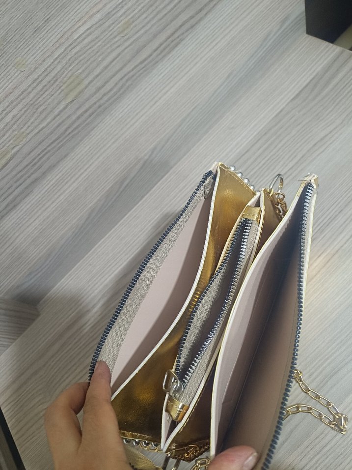 Zincir Detaylı Altın Renk Kadın Deri Çanta - Görsel 2