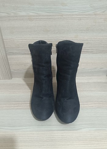 Siyah Süet Düğmeli Kadın Bot - Görsel 3