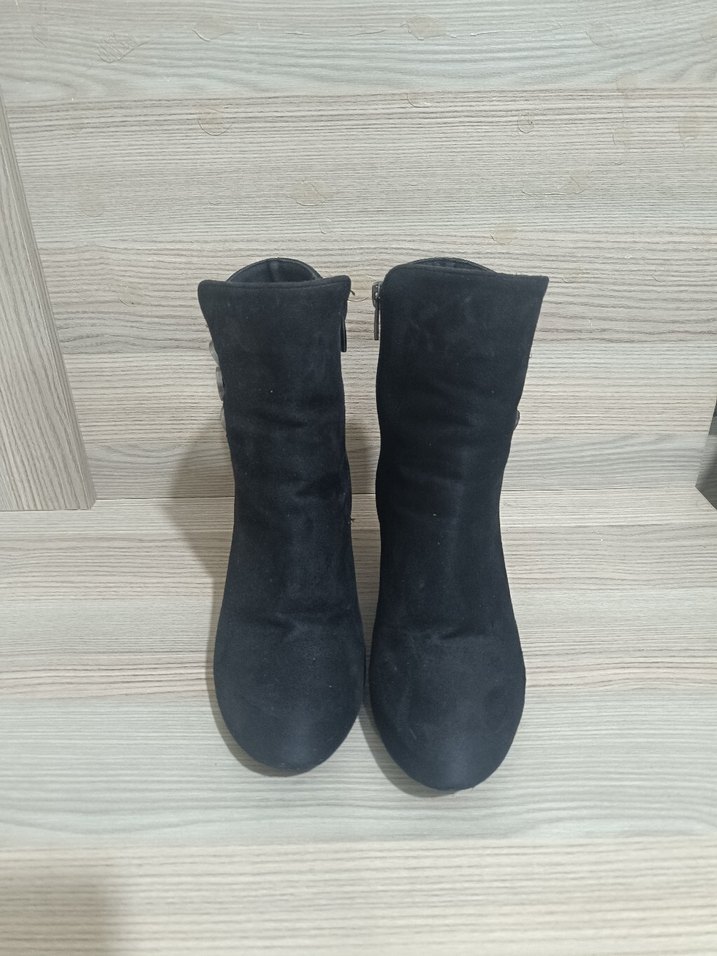 Siyah Süet Düğmeli Kadın Bot - Görsel 3