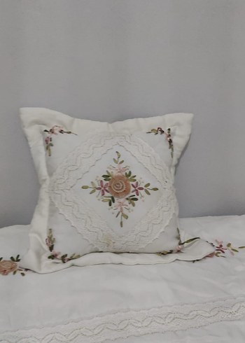 Vintage Nakışlı Beyaz Pastel Dekoratif yatak örtüsü mini yastık