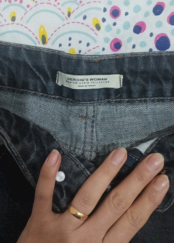 Siyah Yırtık Kot Şort - Görsel 2