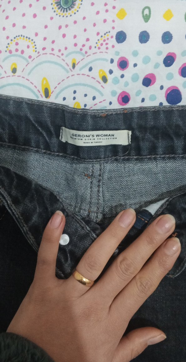 Siyah Yırtık Kot Şort - Görsel 2