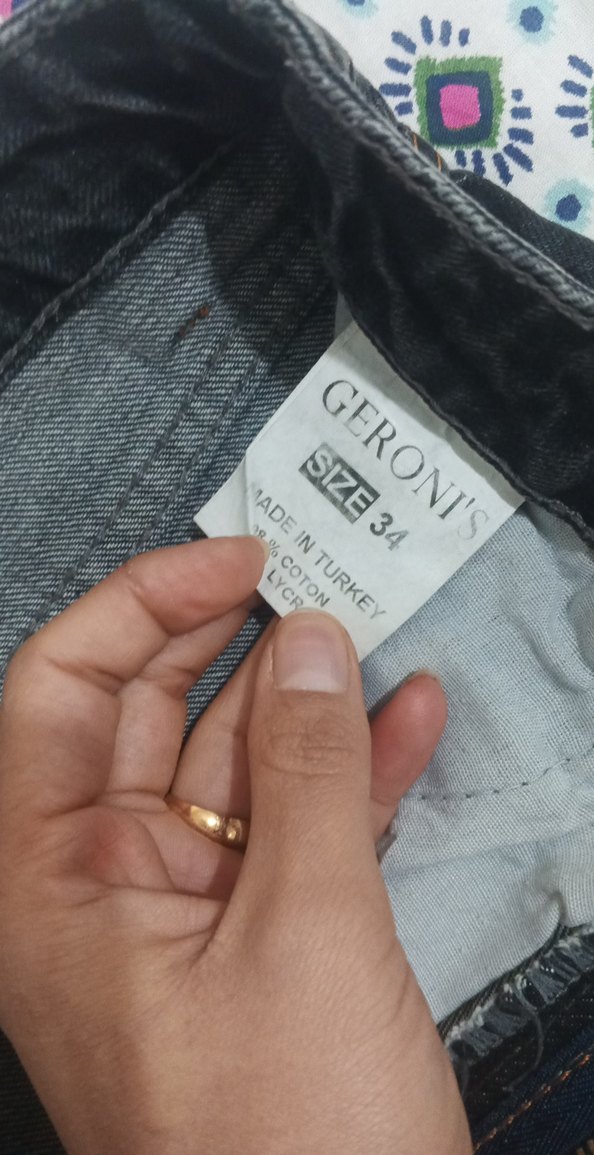 Siyah Yırtık Kot Şort - Görsel 3