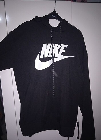Kapşonlu sweatshirt