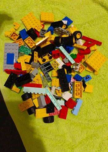 Sarı ve Renkli Lego Parçaları