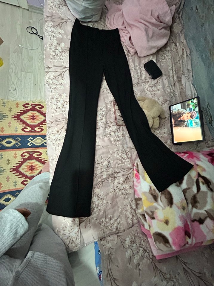 Kadın Siyah Pilili İspanyol Paça Pantolon - Görsel 2