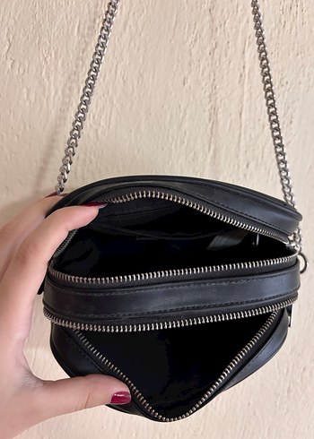  Beden Bershka Zincir Detaylı Siyah Deri Kadın Çanta