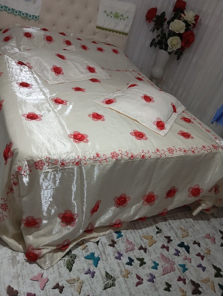 İşlemeli Parlak Beyaz Yatak Örtüsü - Görsel 2