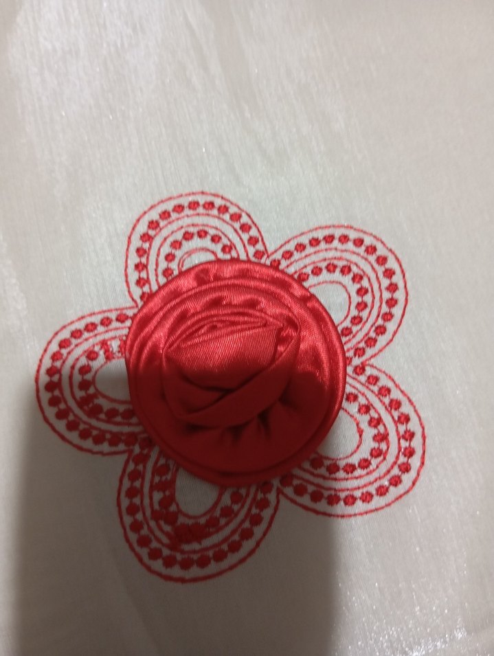 İşlemeli Parlak Beyaz Yatak Örtüsü - Görsel 3