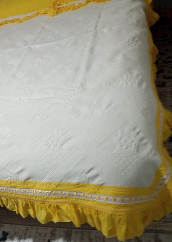 İşlemeli Beyaz Parlak Yatak Örtüsü - Görsel 2