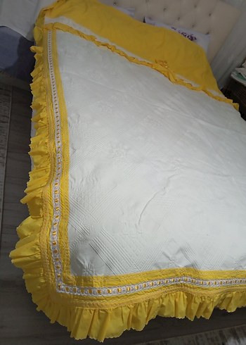 İşlemeli Beyaz Parlak Yatak Örtüsü - Görsel 3