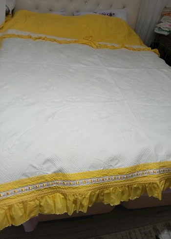 İşlemeli Beyaz Parlak Yatak Örtüsü - Görsel 4