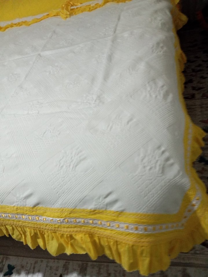 İşlemeli Beyaz Parlak Yatak Örtüsü - Görsel 2