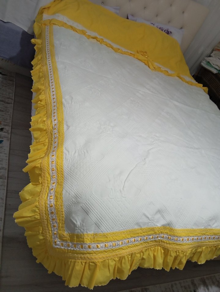 İşlemeli Beyaz Parlak Yatak Örtüsü - Görsel 3