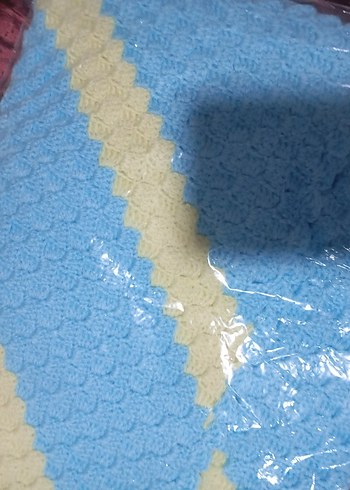 Nakışlı Mavi Örgü Çocuk Battaniyesi - Görsel 2