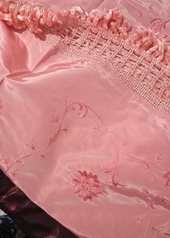 Pembe Nakışlı Parlak Yatak Örtüsü - Görsel 6