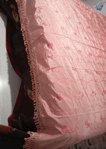 Pembe Nakışlı Parlak Yatak Örtüsü - Görsel 3