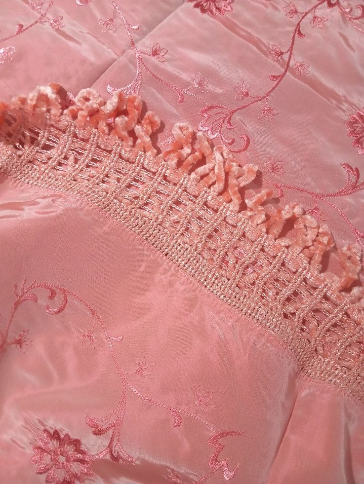 Pembe Nakışlı Parlak Yatak Örtüsü - Görsel 5