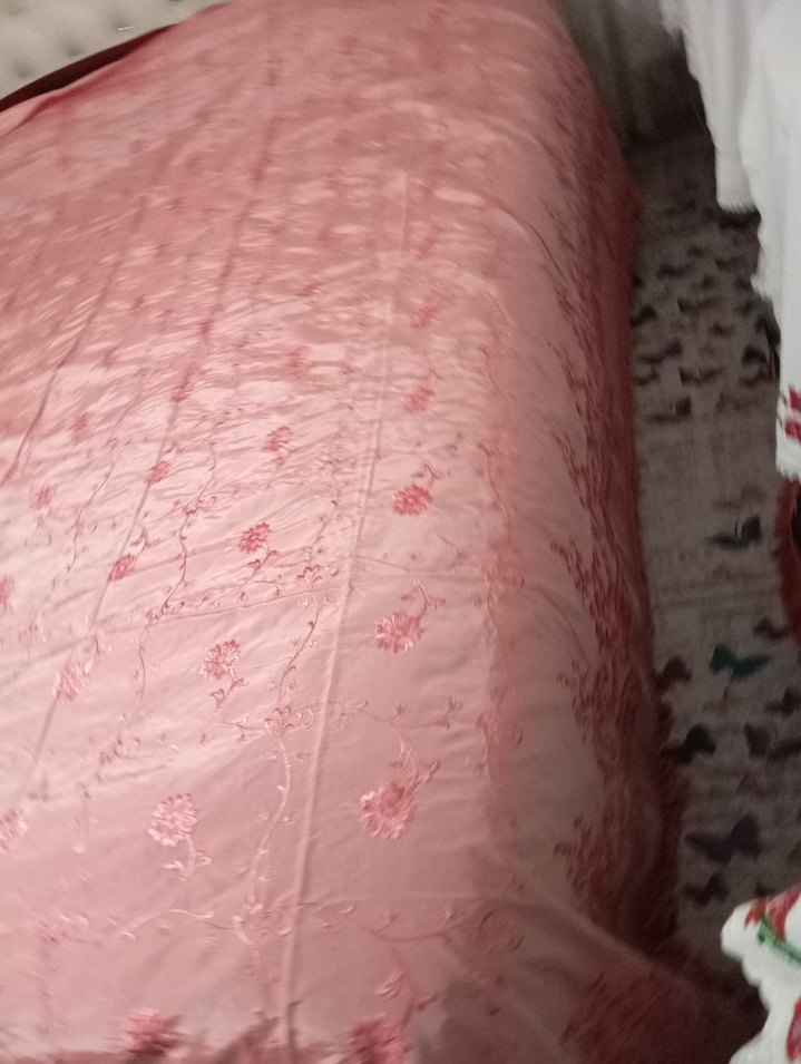 Pembe Nakışlı Parlak Yatak Örtüsü - Görsel 2