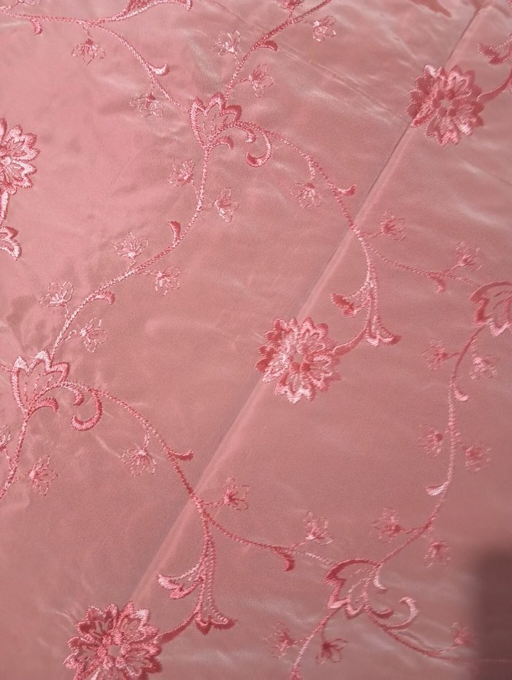 Pembe Nakışlı Parlak Yatak Örtüsü - Görsel 4