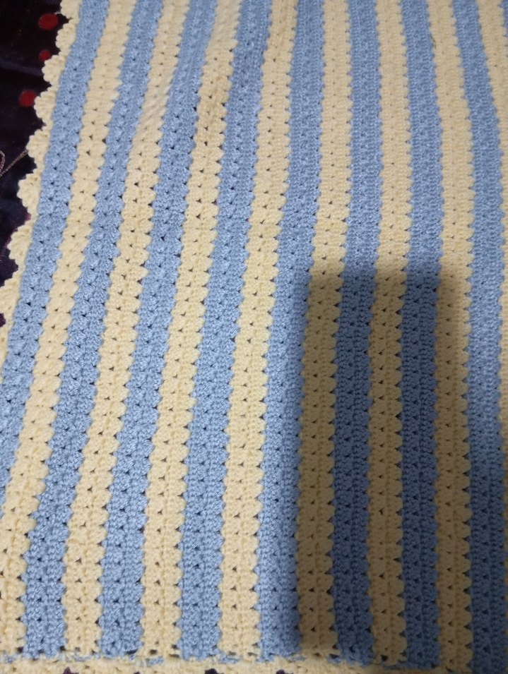 Mavi Çizgili Örgü Bebek Battaniyesi - Görsel 2