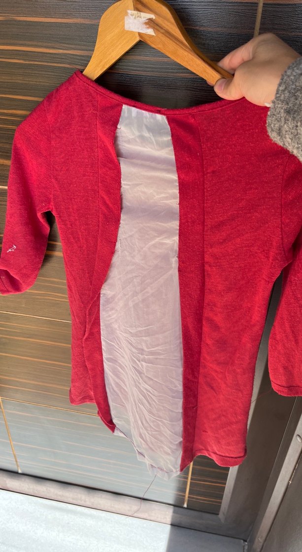 Zincir Detaylı Kırmızı  Bluz - Görsel 2