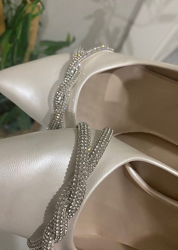 Beyaz Zincir Detaylı Stiletto Kadın Ayakkabı - Görsel 4