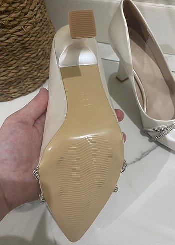 Beyaz Zincir Detaylı Stiletto Kadın Ayakkabı - Görsel 3