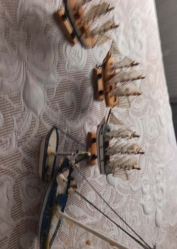 Beyaz ve koyu renkli yelkenli gemi figürinleri - Görsel 3