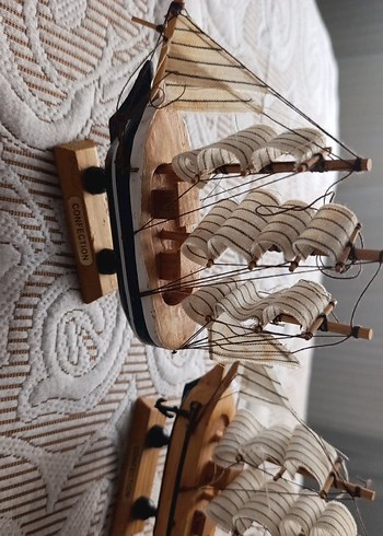 Beyaz ve koyu renkli yelkenli gemi figürinleri - Görsel 4