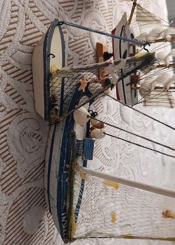 Beyaz ve koyu renkli yelkenli gemi figürinleri - Görsel 6