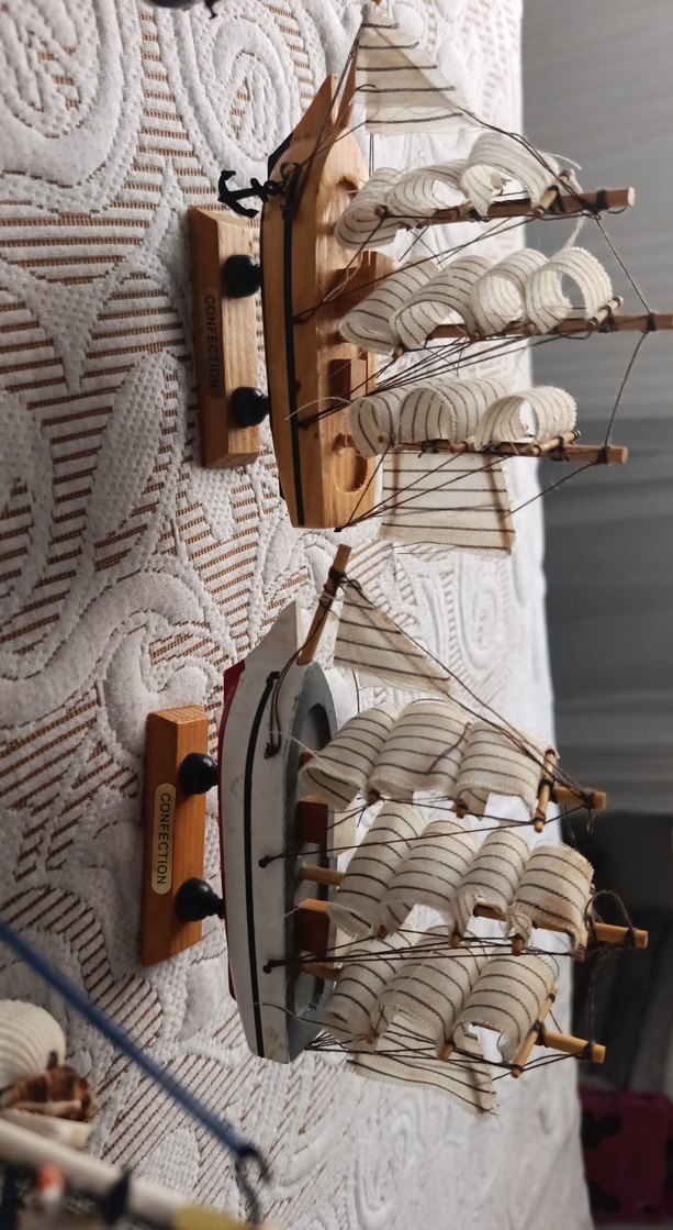 Beyaz ve koyu renkli yelkenli gemi figürinleri - Görsel 5