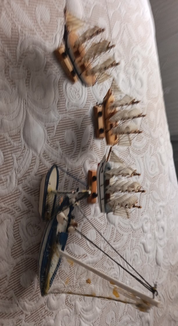 Beyaz ve koyu renkli yelkenli gemi figürinleri - Görsel 3