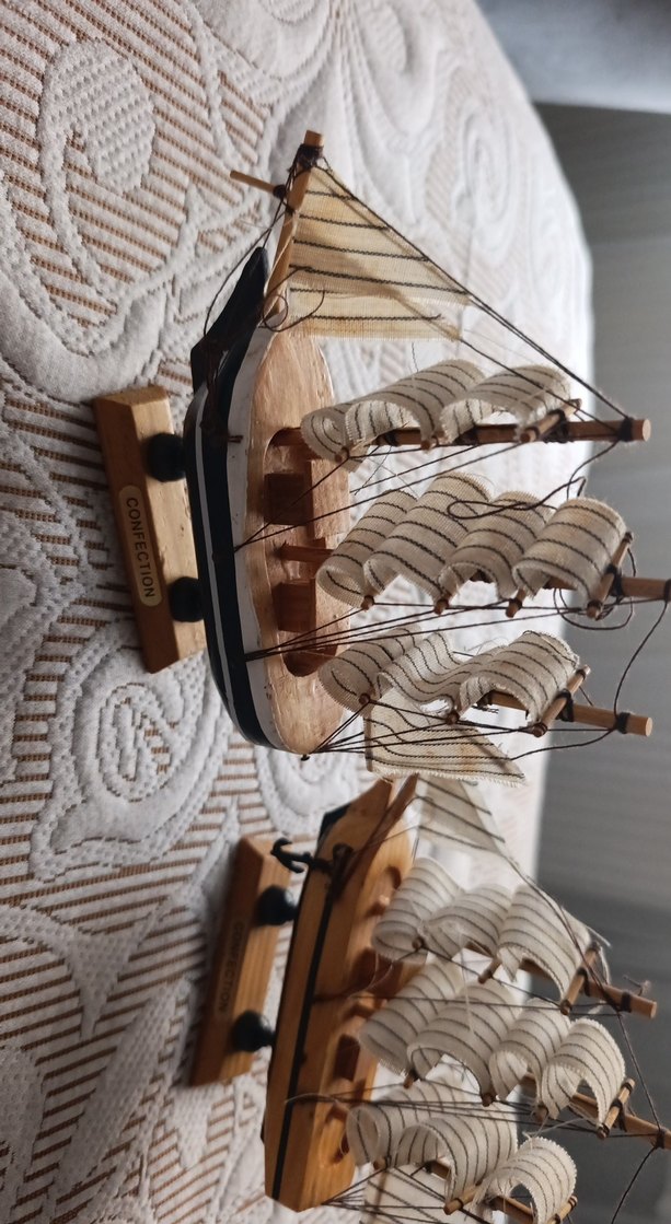 Beyaz ve koyu renkli yelkenli gemi figürinleri - Görsel 4