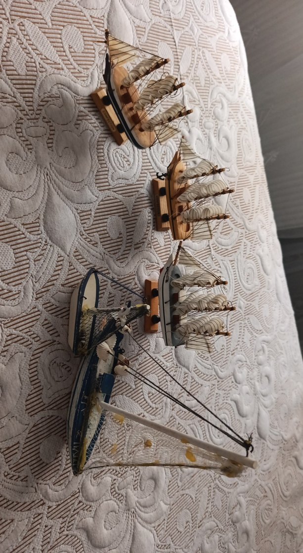 Beyaz ve koyu renkli yelkenli gemi figürinleri - Görsel 2