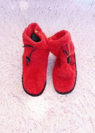 peluş kırmızı ev botu