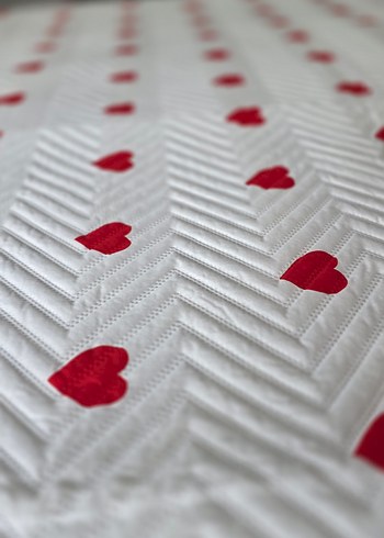 Beyaz Kırmızı Kalp Desenli kapiyoneli Yatak Örtüsü - Görsel 3