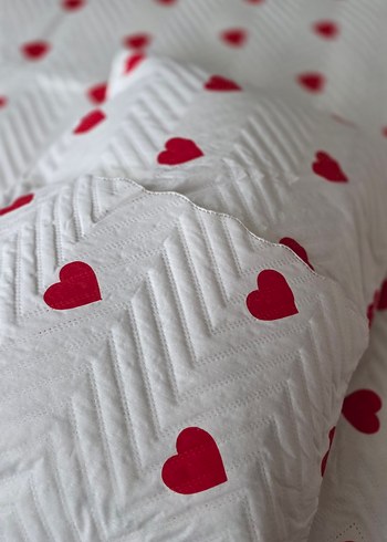 Beyaz Kırmızı Kalp Desenli kapiyoneli Yatak Örtüsü - Görsel 2