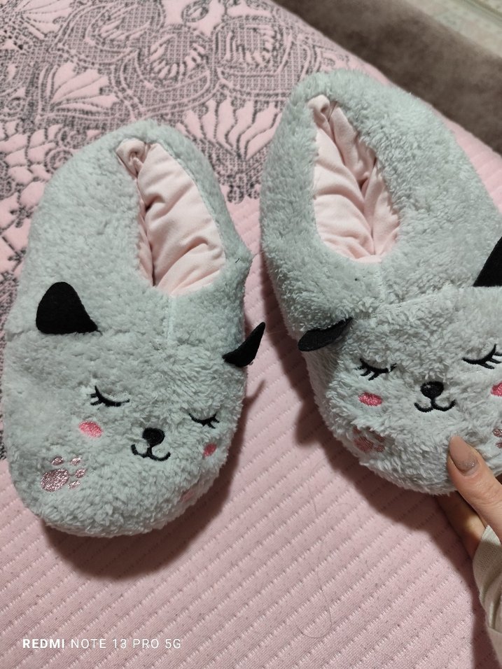 Kızlar için Gri Nakışlı Peluş Ev Terliği - Görsel 2