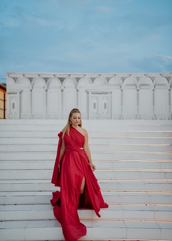 Kırmızı Drapeli Uzun Straplez Kadın Abiye - Görsel 4