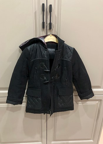 Erkek Çocuk Siyah Kapüşonlu Kemerli Mont - Görsel 2