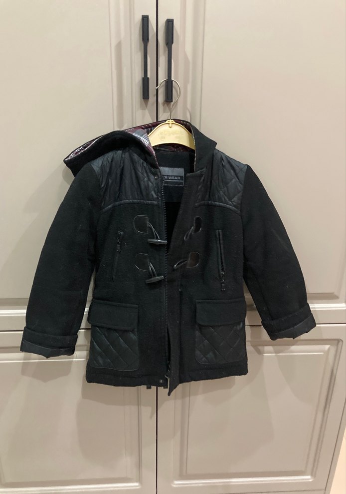 Erkek Çocuk Siyah Kapüşonlu Kemerli Mont - Görsel 2