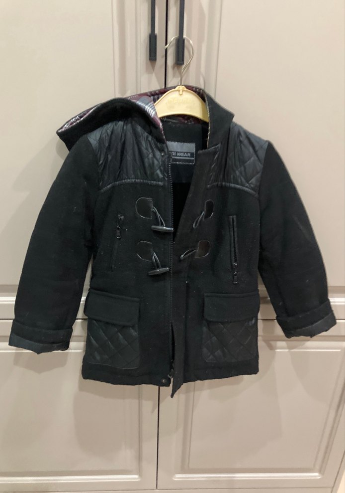 Erkek Çocuk Siyah Kapüşonlu Kemerli Mont - Görsel 3