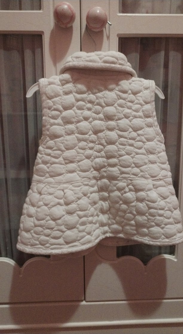 Kız Çocuk Beyaz Düğmeli Yelek - Görsel 3