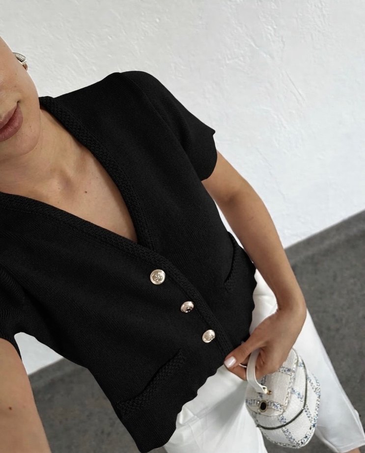 Düğmeli Siyah V Yaka Mini Bluz - Görsel 2