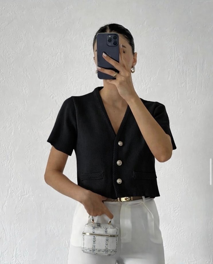 Düğmeli Siyah V Yaka Mini Bluz - Görsel 3